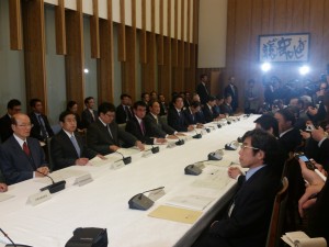 月例経済報告閣僚級会議の模様（右列前から３番目）