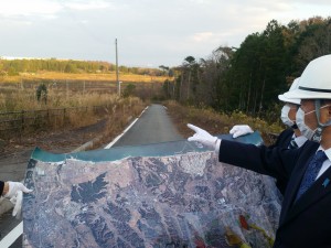 大熊町の帰宅困難区域内の高台から中間貯蔵施設予定地を眺める