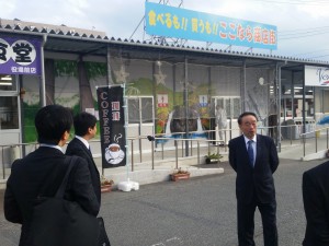 楢葉町役場隣接地にある仮設商店街「ここなら商店街」を視察