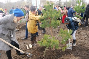 ハバロフスク市制160周年祝賀で160本の記念植樹をハバロフスク市民と共に実施