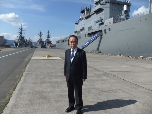 呉基地に停泊する各護衛艦、右が「さみだれ」