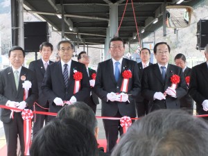 釜石駅出発式　左から中村三陸鉄道社長、深沢JR東日本社長、大塚国土交通副大臣、渡辺復興大臣